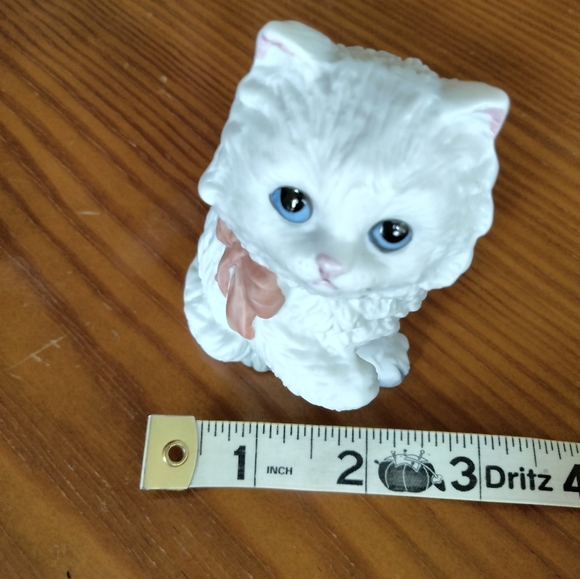 Sweet Porcelain Kitten Figurines -Boy & Girl - Picture 6 of 12